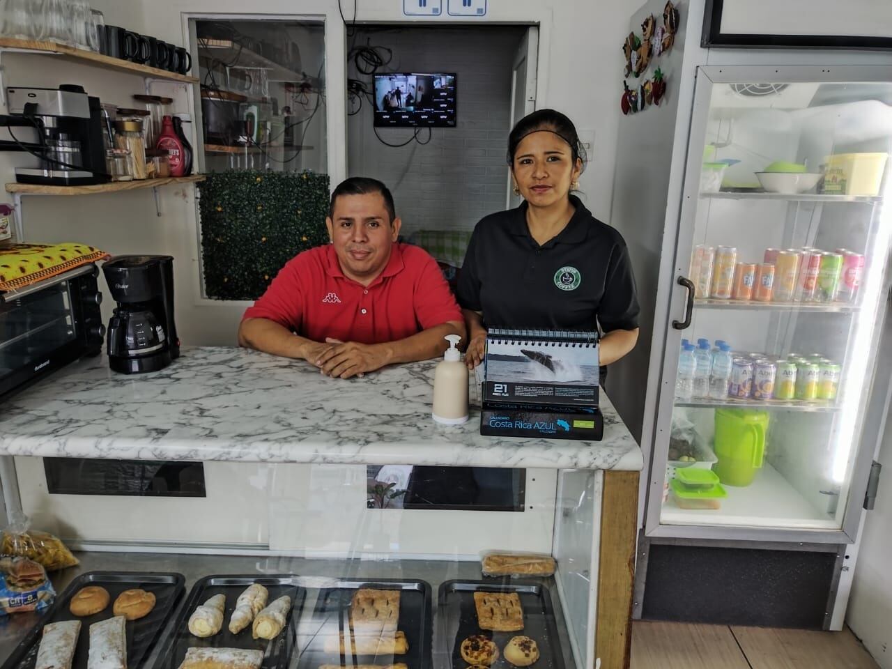 María Mercado Velásquez es una nicaragüense que llegó a Costa Rica en el 2018 sin haber trabajado nunca en su vida. Por estos días está más que realizada porque emprende desde hace varios años y hace pocos meses abrió una sodita que mezcla lo mejor de la cuchara nicaragüense y de la costarricense