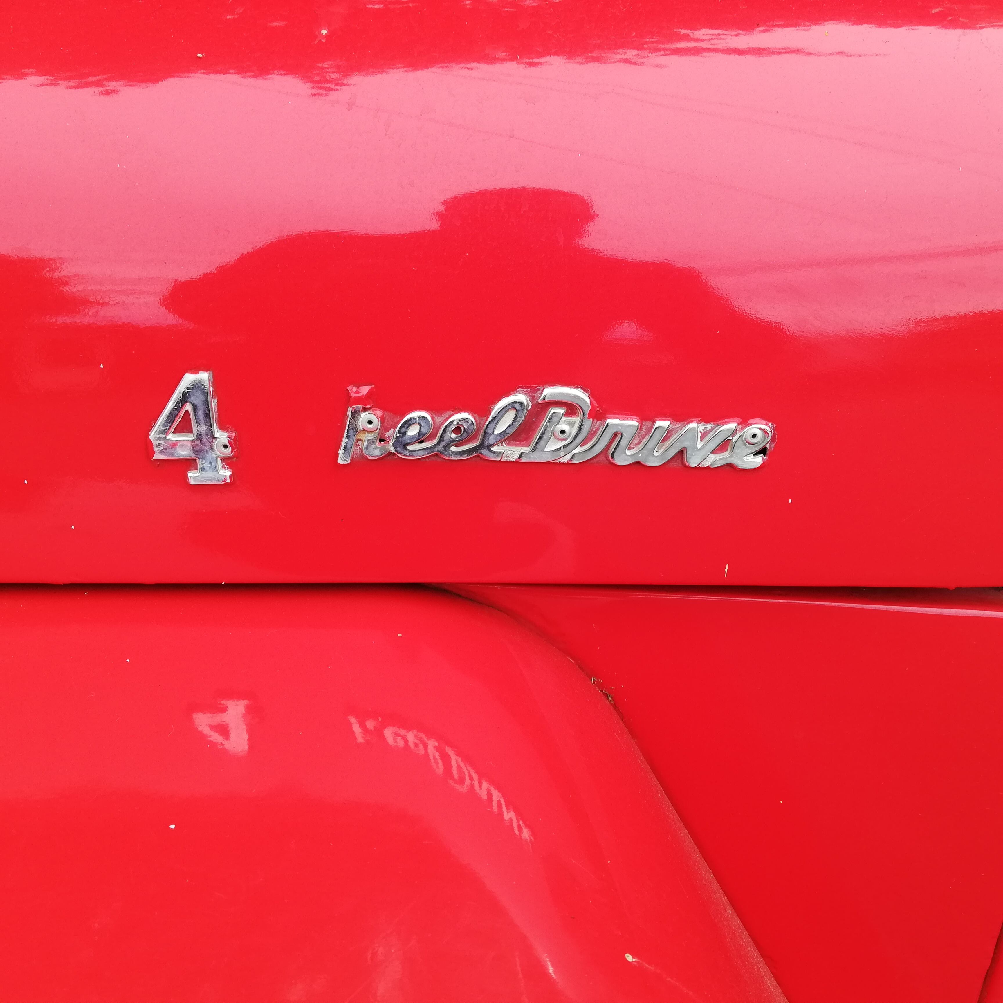 Don Óscar Gómez Murillo tiene 16 años de haber cumplido el sueño de comprar un carro igual al que le prestaron jovencillo para aprendiera a manejar: una “Marota”. Bueno, es que así le han dicho siempre a los Willys Station Wagon en Turrialba.