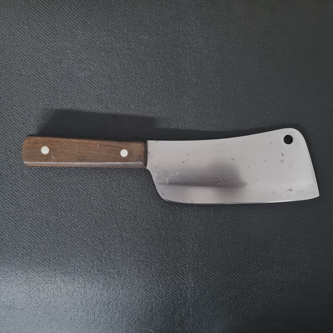 Joven y estudiante de gastronomía restaura y afila cuchillos