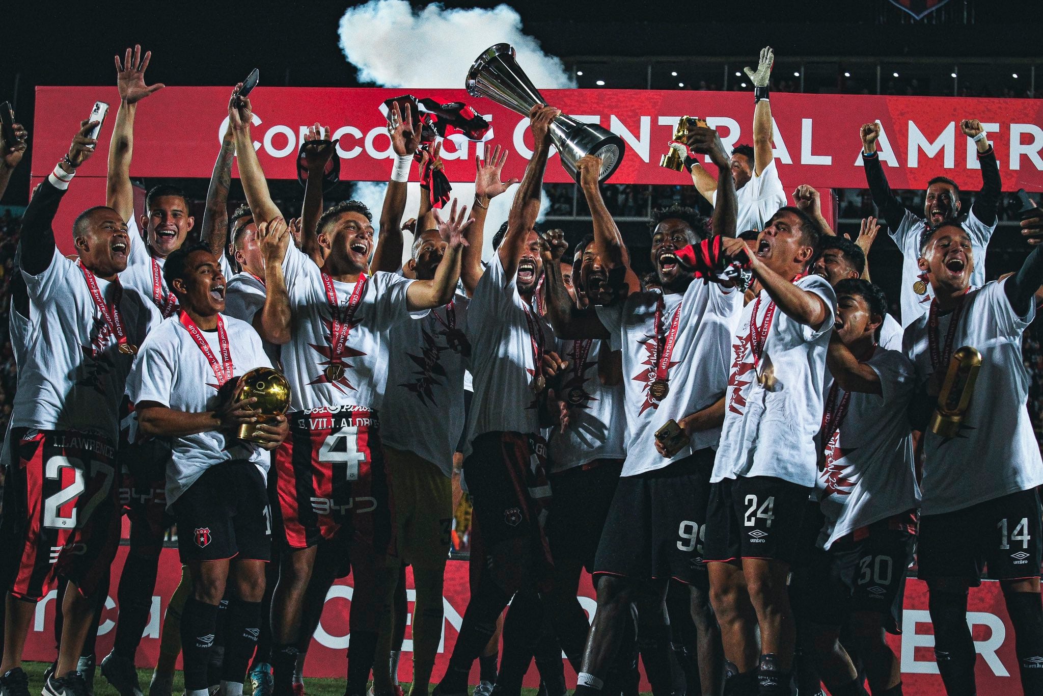 Liga Deportiva Alajuelense cambió el chip tras la obtención de la Copa Centroamericana de Concacaf y luchará por la remontada en el Estadio Alejandro Morera Soto.