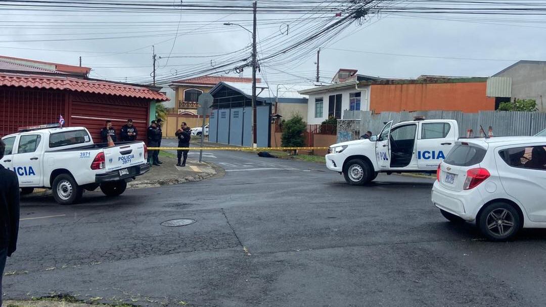 Un hombre de aproximadamente 30 años murió baleado en La Trinidad de Moravia. Foto: Tomada de redes sociales