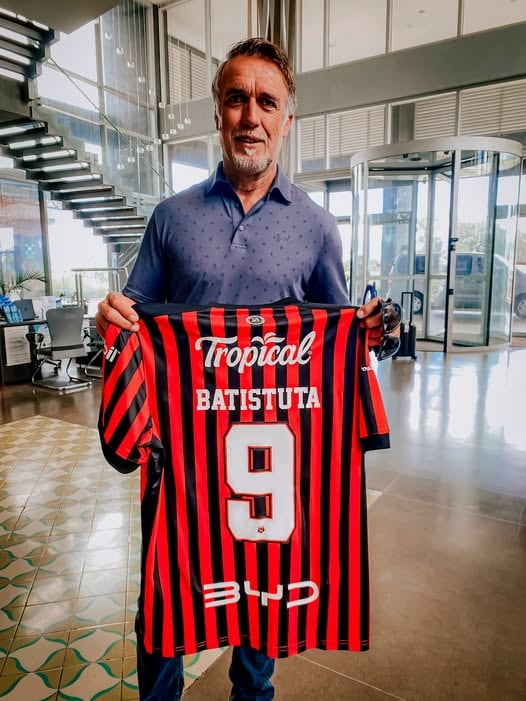 Gabriel Batistuta posó con la camiseta número 9 de Alajuelense.