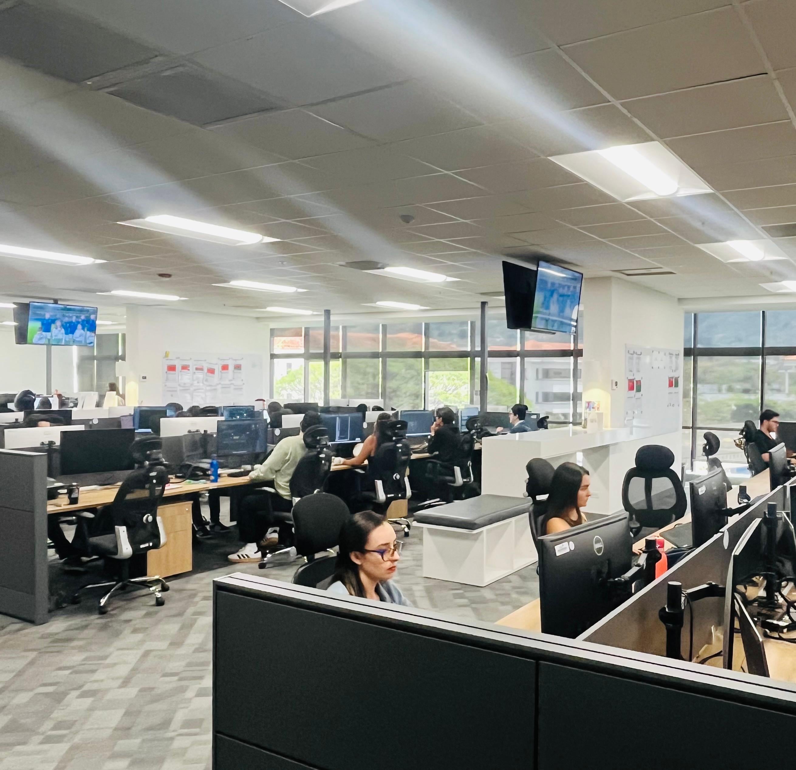 el impacto del trabajo que realizan ingenieros costarricenses en el Centro de Excelencia de la empresa mundial Johnson Controls, donde más de 400 profesionales ticos diseñan soluciones para edificios inteligentes en distintas partes del mundo. Hablamos con Luis Carlos García, jefe