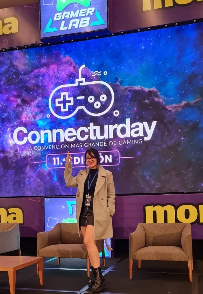 Kimberly Rojas, creadora de contenido y futura mamá, demuestra que el gaming ya no es solo cosa de hombres y comparte cómo empezar, crecer y hasta vivir de jugar. Es conocida en redes como Kimygames.