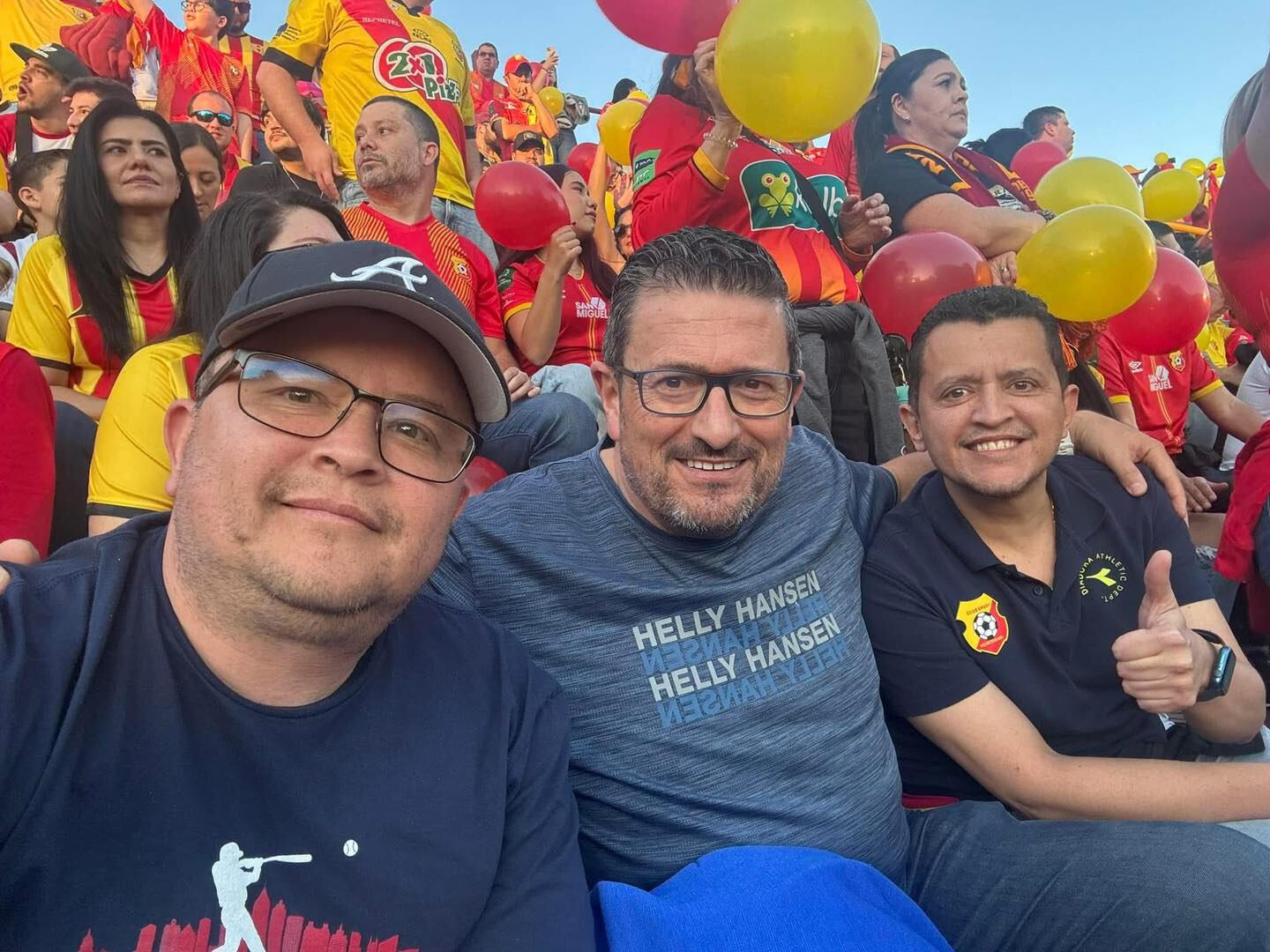 Iñaki Alonso estuvo en el estadio Carlos Alvarado en donde compartió con aficionados del Herediano. Facebook.