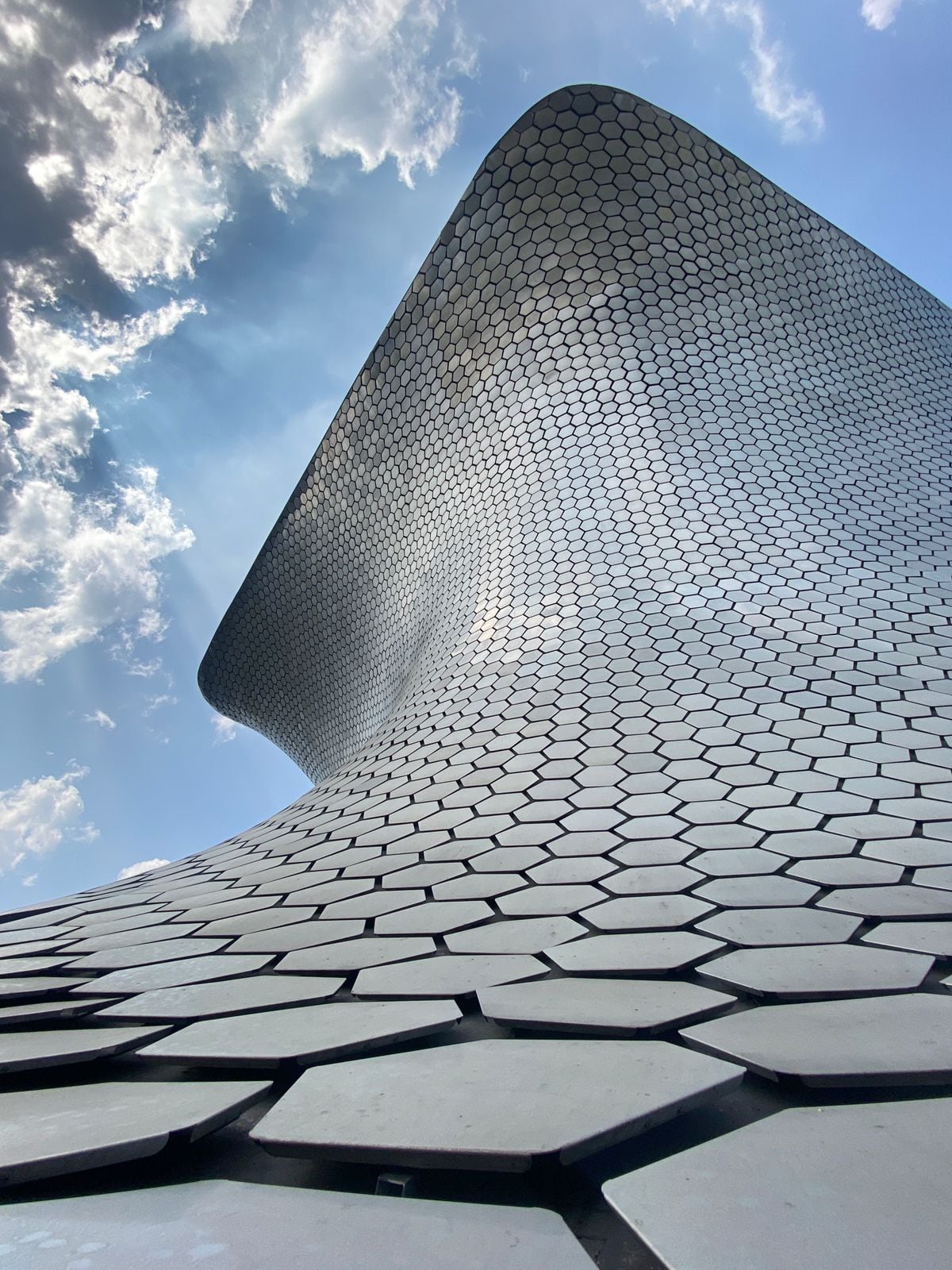 Por fuera, el museo es espectacularmente chiva.