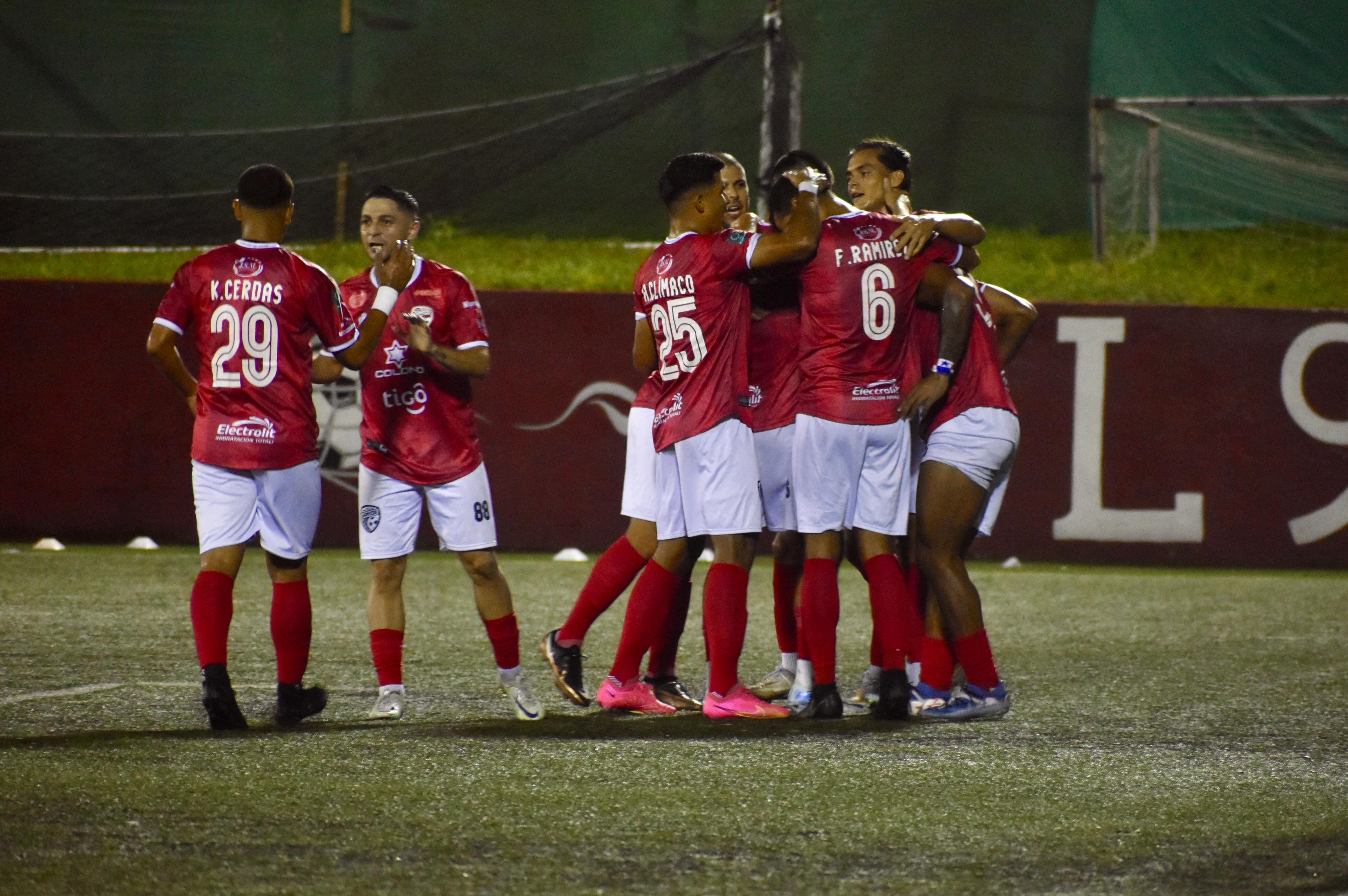 Los jugadores del Santos festejan la anotación de Juan Villalobos, ante Guanacasteca.