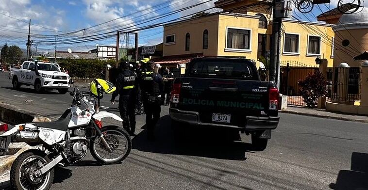 El hombre perdió el control de la microbús que manejaba tras ser atacado a balazos. Foto Alonso Tenorio.