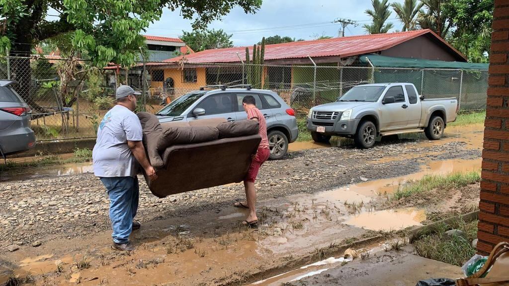 Un grupo de trabajadores del hospital de Upala había hecho planes para disfrutar del fin de semana largo el pasado 24, 25 y 26 de julio, pero las inundaciones cambiaron sus planes y decidieron solidarizarse con las familias, de su cantón vecino Guatuso