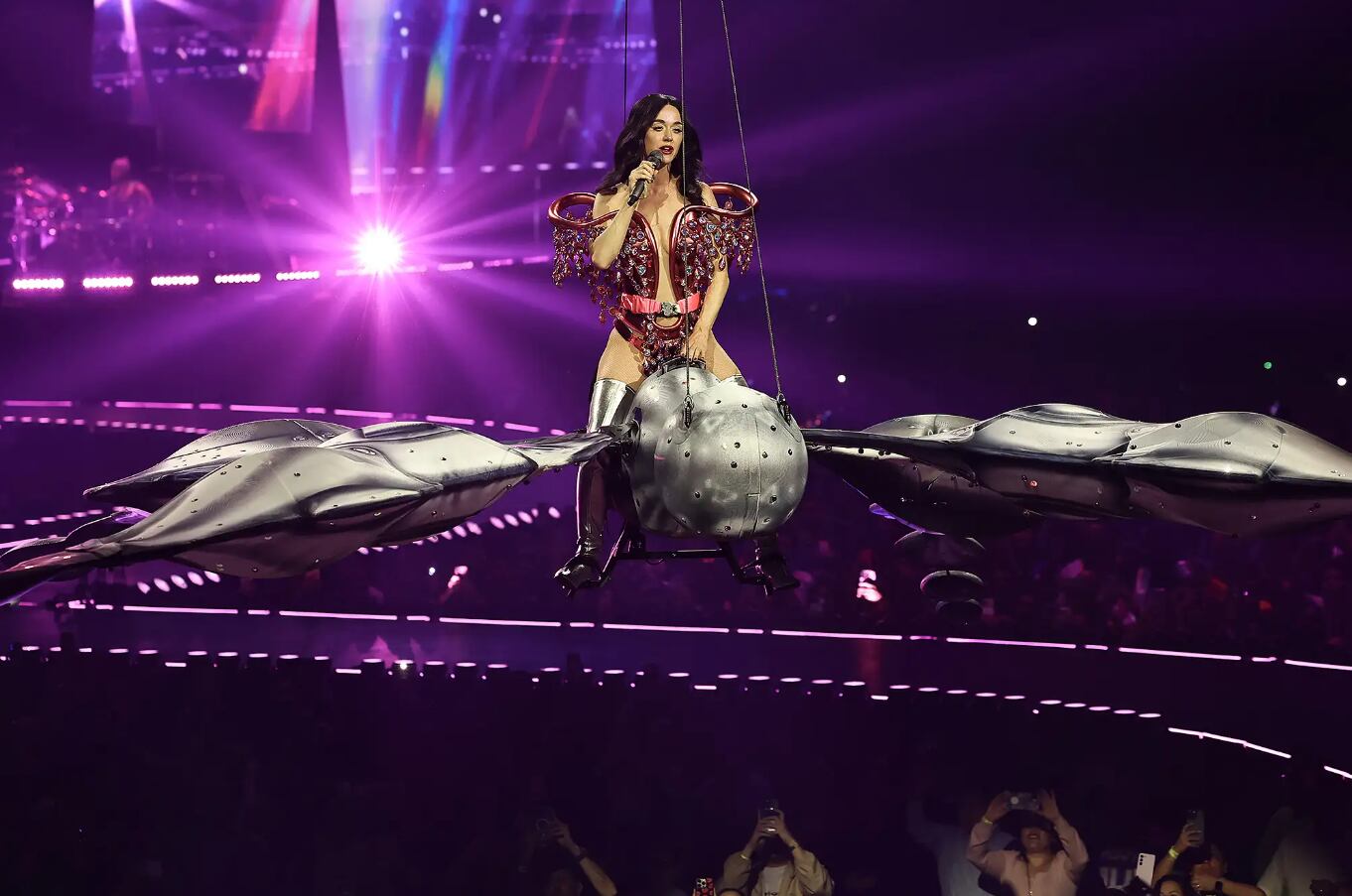 La cantante Katy Perry se llevó un susto durante su concierto en San Francisco, Estados Unidos.