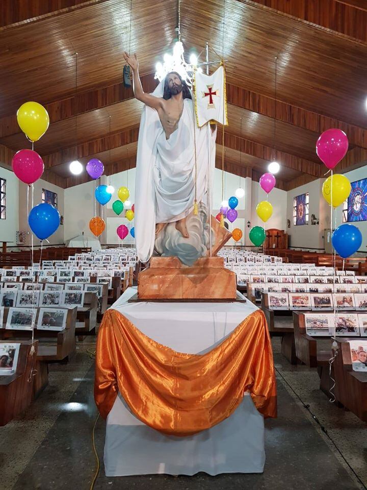 Fotos de católicos en las bancas de la Iglesia de Hatillo 3 le dan la vuelta al mundo