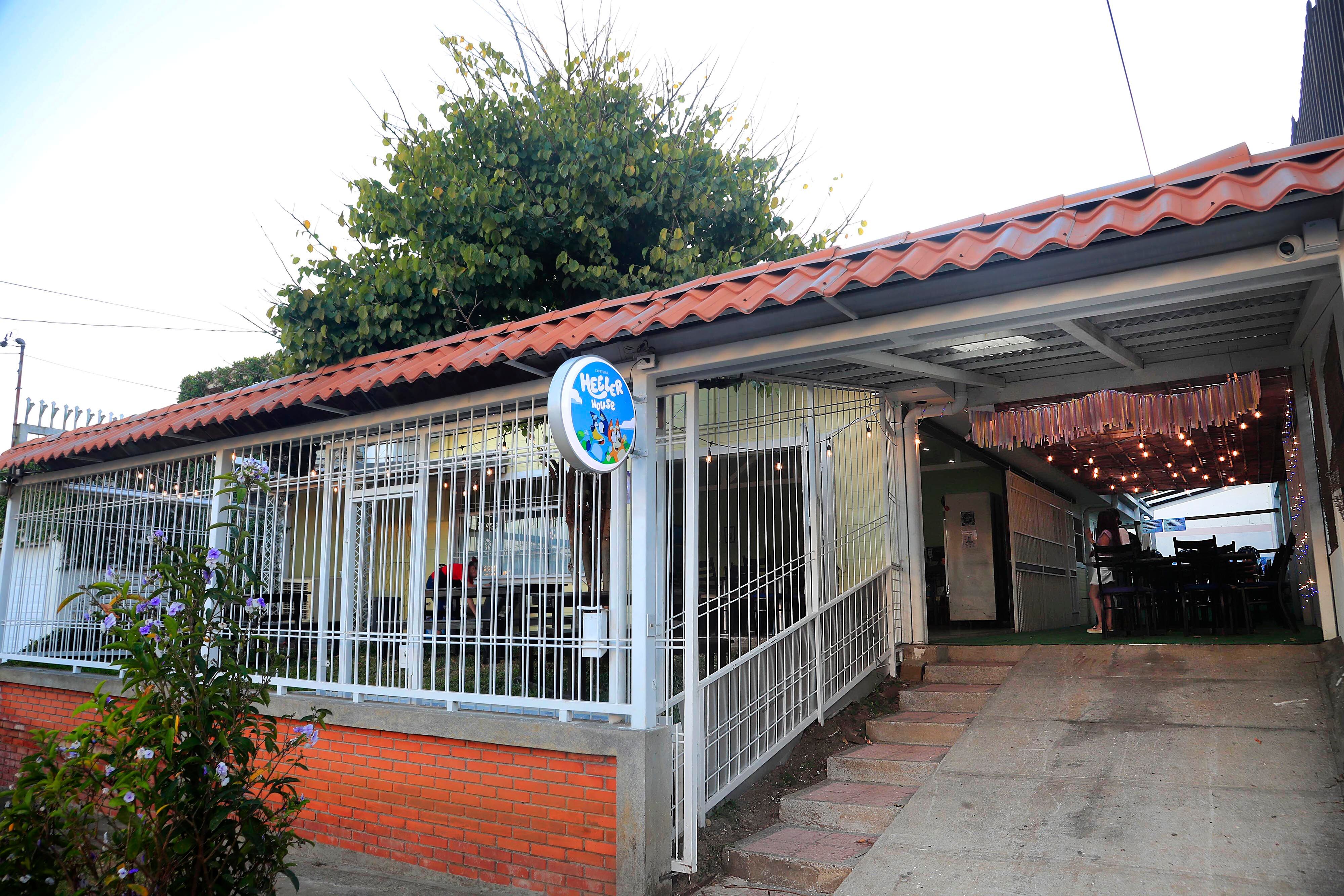 05/02/2024     San Pedro De Montes de Oca. Heeler House Café, el espacio perfecto para disfrutar de una deliciosa comida mientras los pequeños juegan y se divierten. Aquí se puede disfrutar desde croissants arreglados hasta crepas, saladas y dulces o libres de gluten, además de las deliciosas bebidas calientes como capuchinos con sabor, o frías como los frappuccinos Winnie.