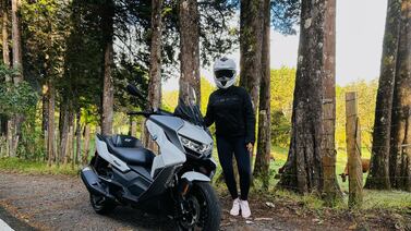 Fanática de las motos demuestra que la pasión en dos ruedas no es algo de géneros