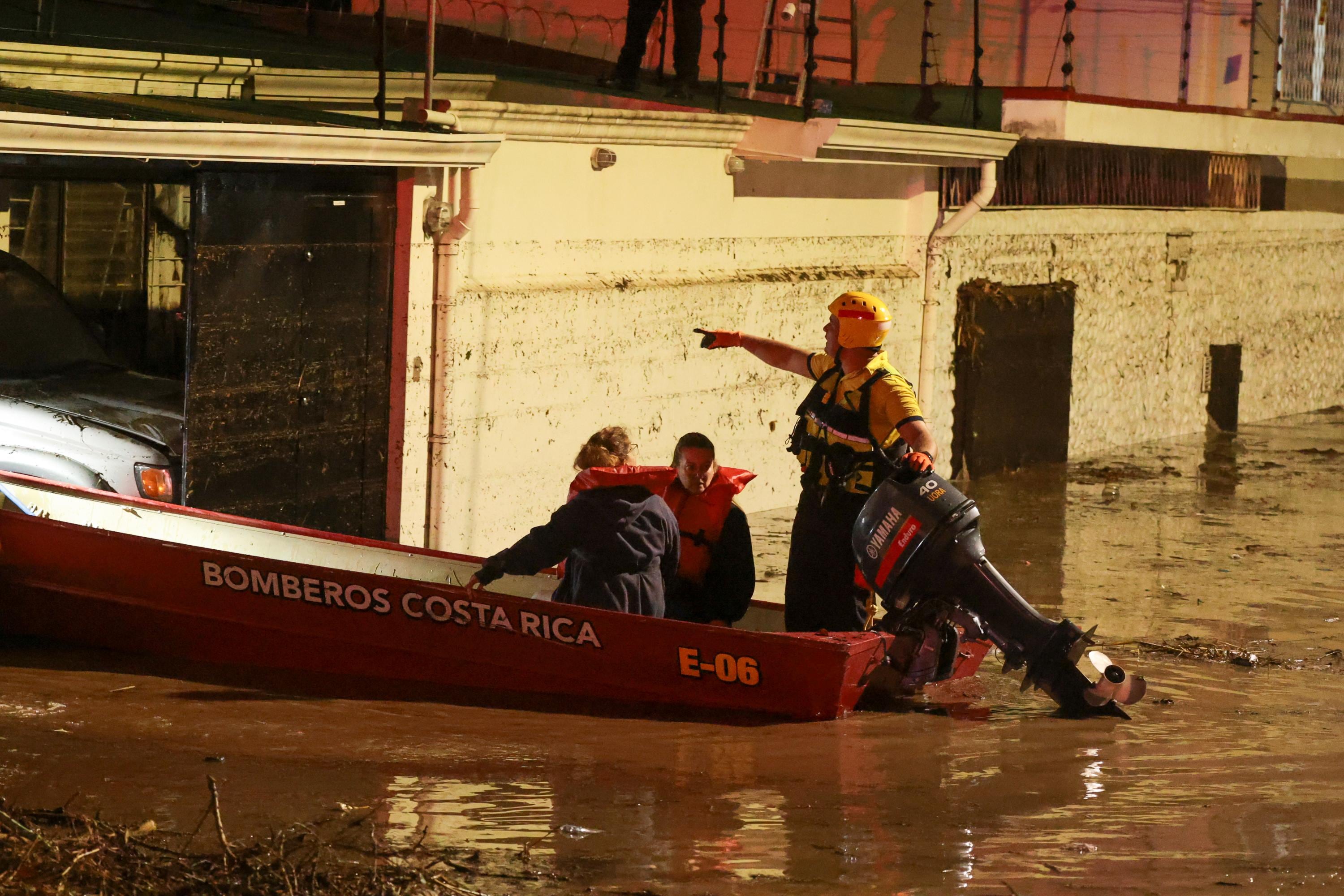 Bomberos intervino la tarde de esta jueves, para rescatar a personas que quedaron atrapadas en sus viviendas, producto de las graves inundaciones que se registraron en barrio Dent.