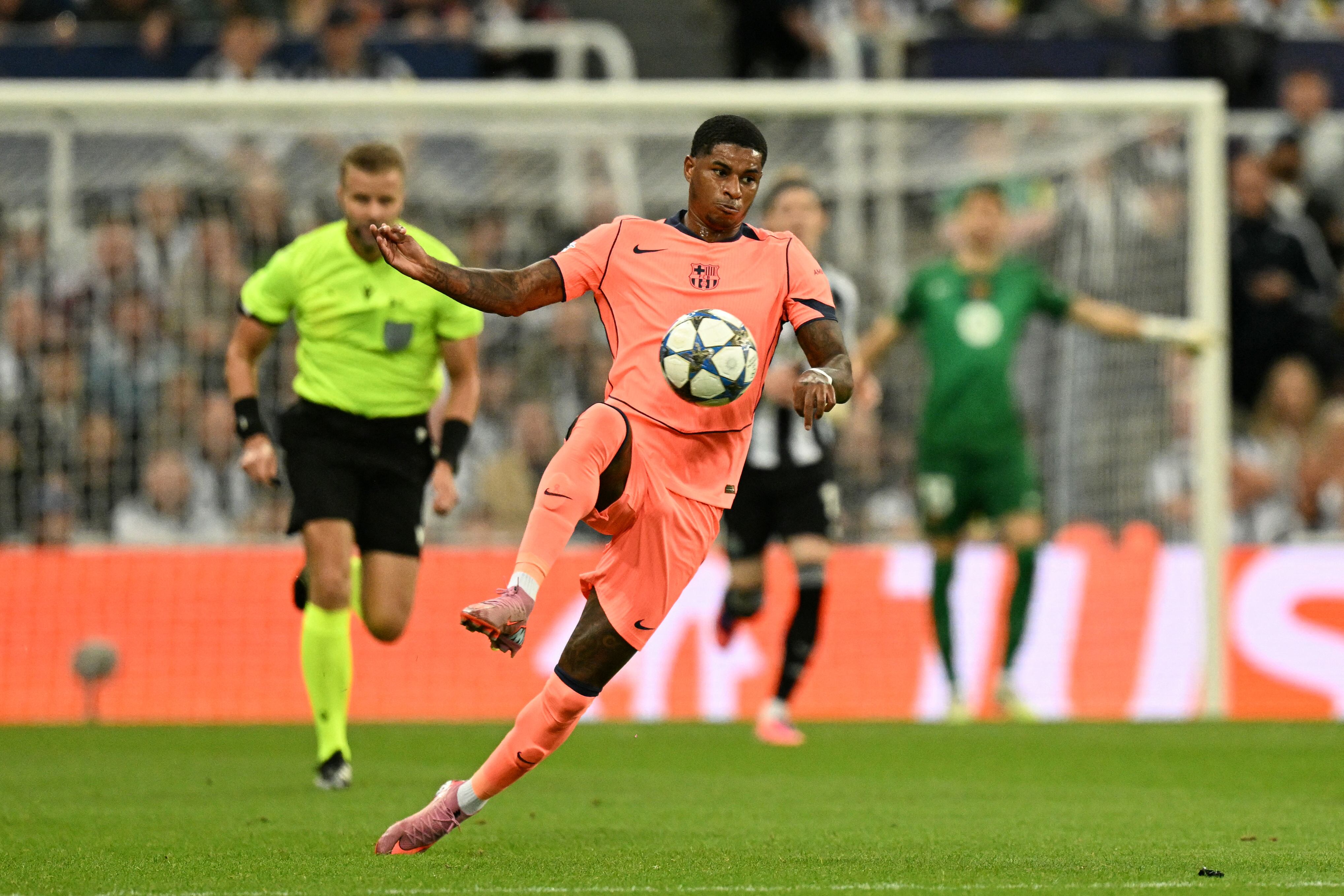Barcelona's British forward #14 Marcus Rashford controls the ball during the UEFA Champions League first round football match between Newcastle United FC and FC Barcelona at St James' Park in London, on September 18, 2025. (Photo by Oli SCARFF / AFP)