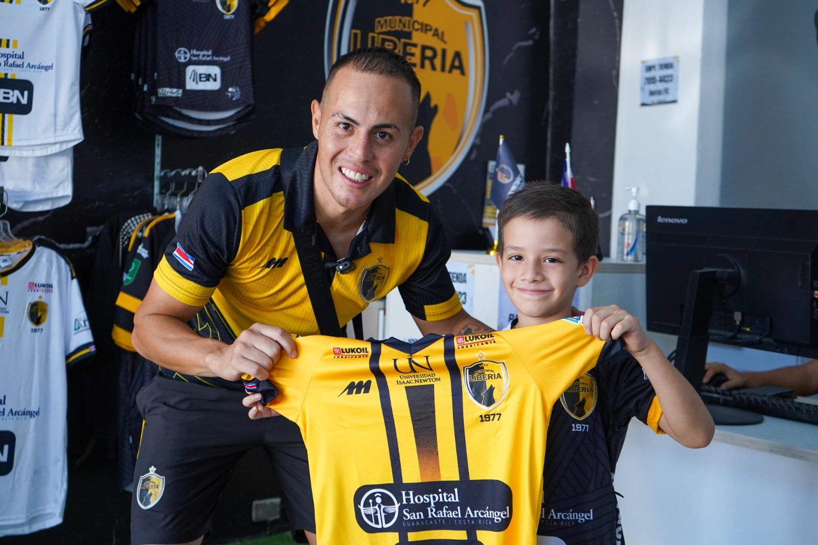 Mateo Mora, aficionado de Liberia