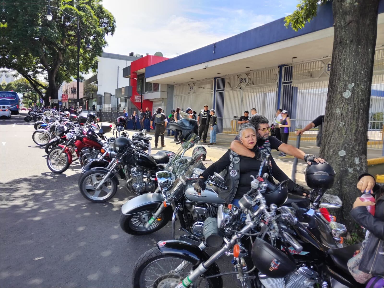 Motociclistas hicieron una caravana para pedirle algo a los diputados