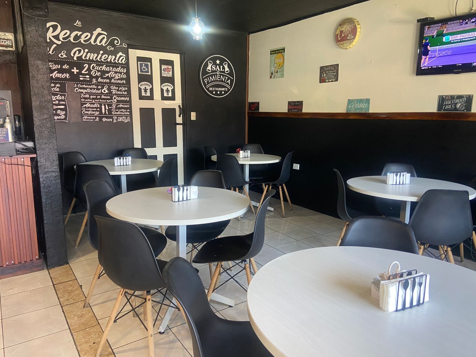 Johnny Cubero está feliz de la vida cocinando en su restaurante.