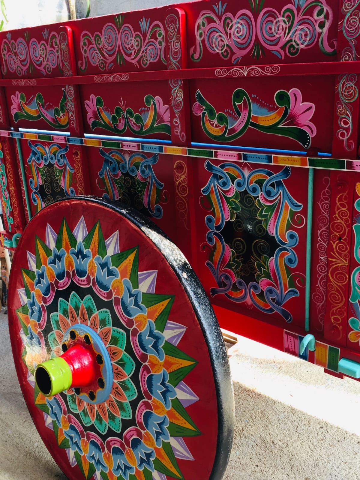 Andrea Moreno y Wilson Bonilla son de Sarchí, cantón de Alajuela, que es cuna de la artesanía y casa de la carreta típica. Ellos se han consolidado como maestros pintores de carretas y yugos para bueyes.