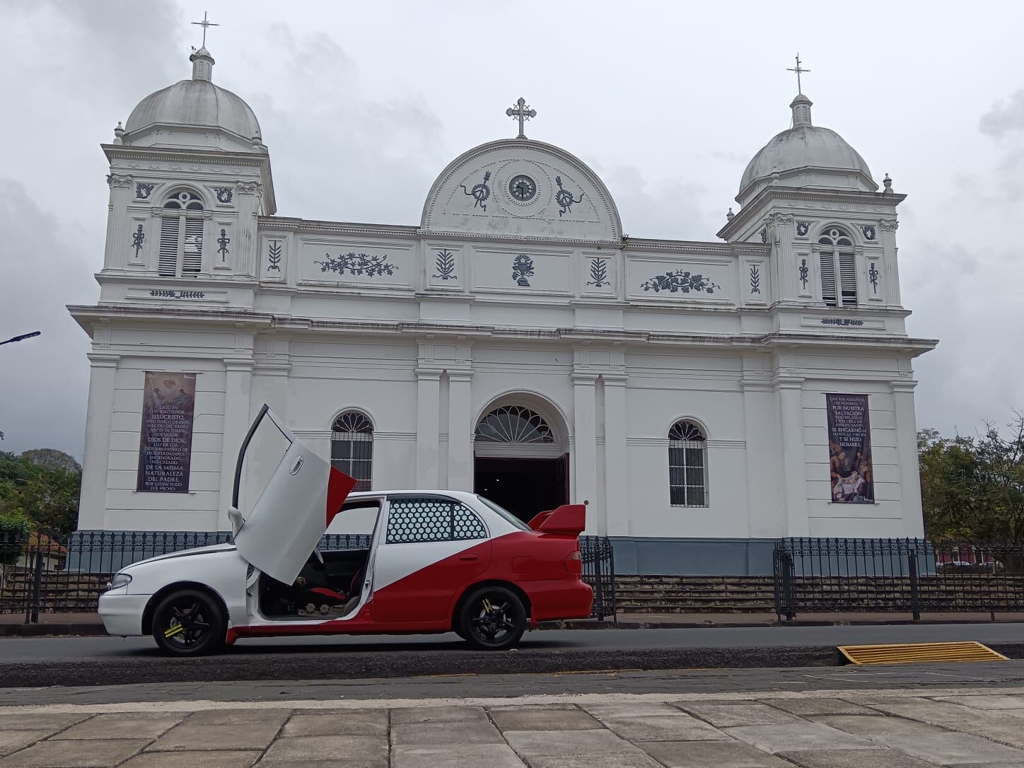 Carmelo, el Accent 94 que parece auto de carreras, pero que rueda en las calles