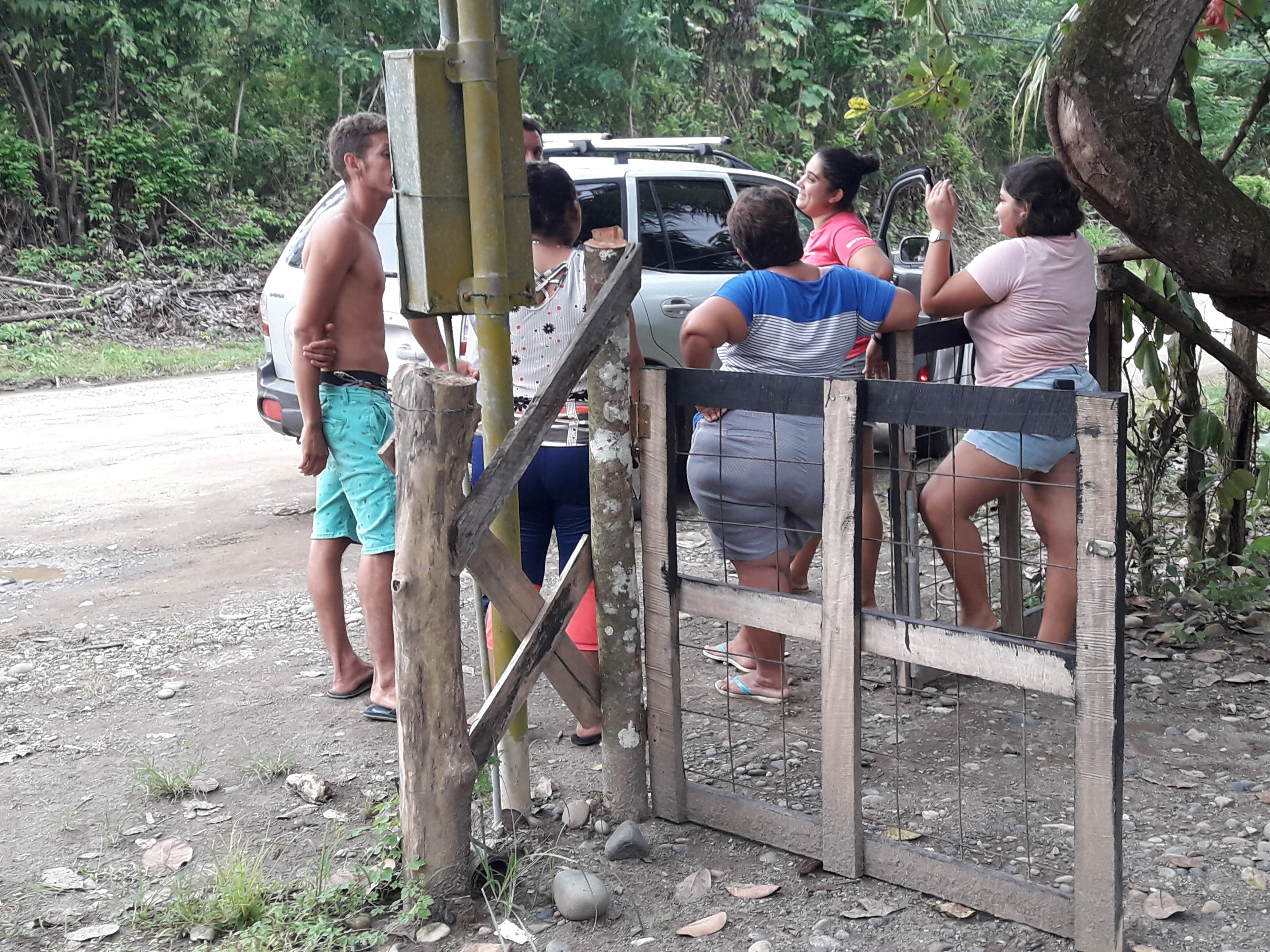Pescadores pasaron aferrados a panga por tres días. Foto Alfonso Quesada.