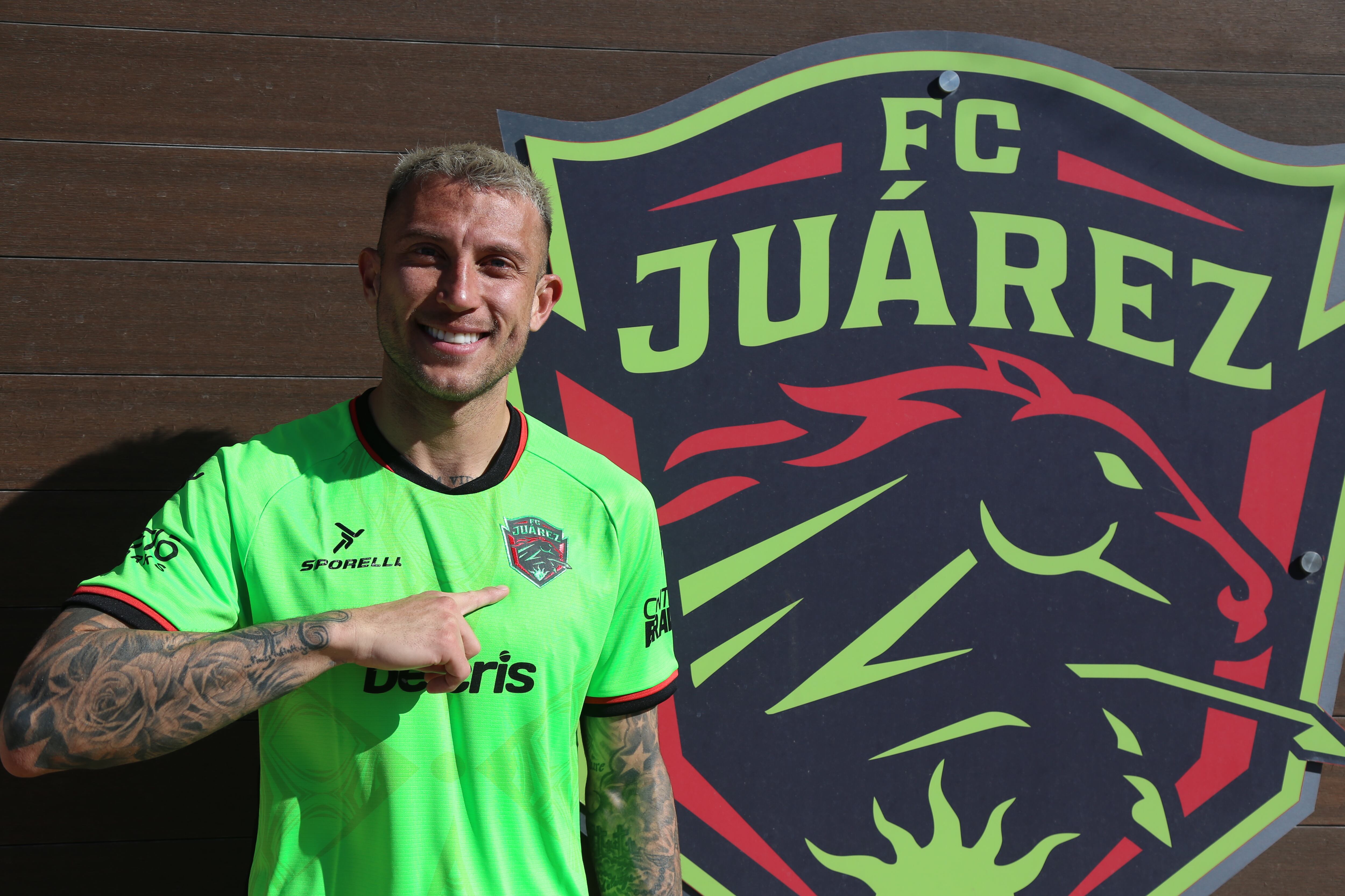 Francisco Calvo ya luce su nueva camiseta del FC Juárez.