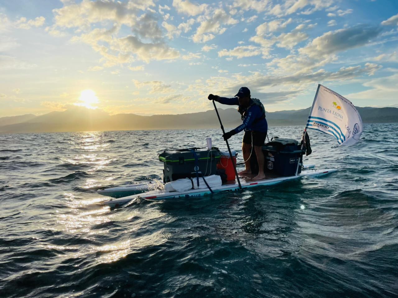 Buscando que todos hagamos conciencia de la importancia de no contaminar con basura nuestros mares, el ambientalista Gerónimo Ciuti está remando 200 kilómetros del Golfo de Nicoya.