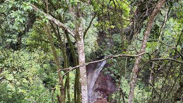 Anímese a tirarse por un tobogán natural por dos mil colones y a una hora de San José