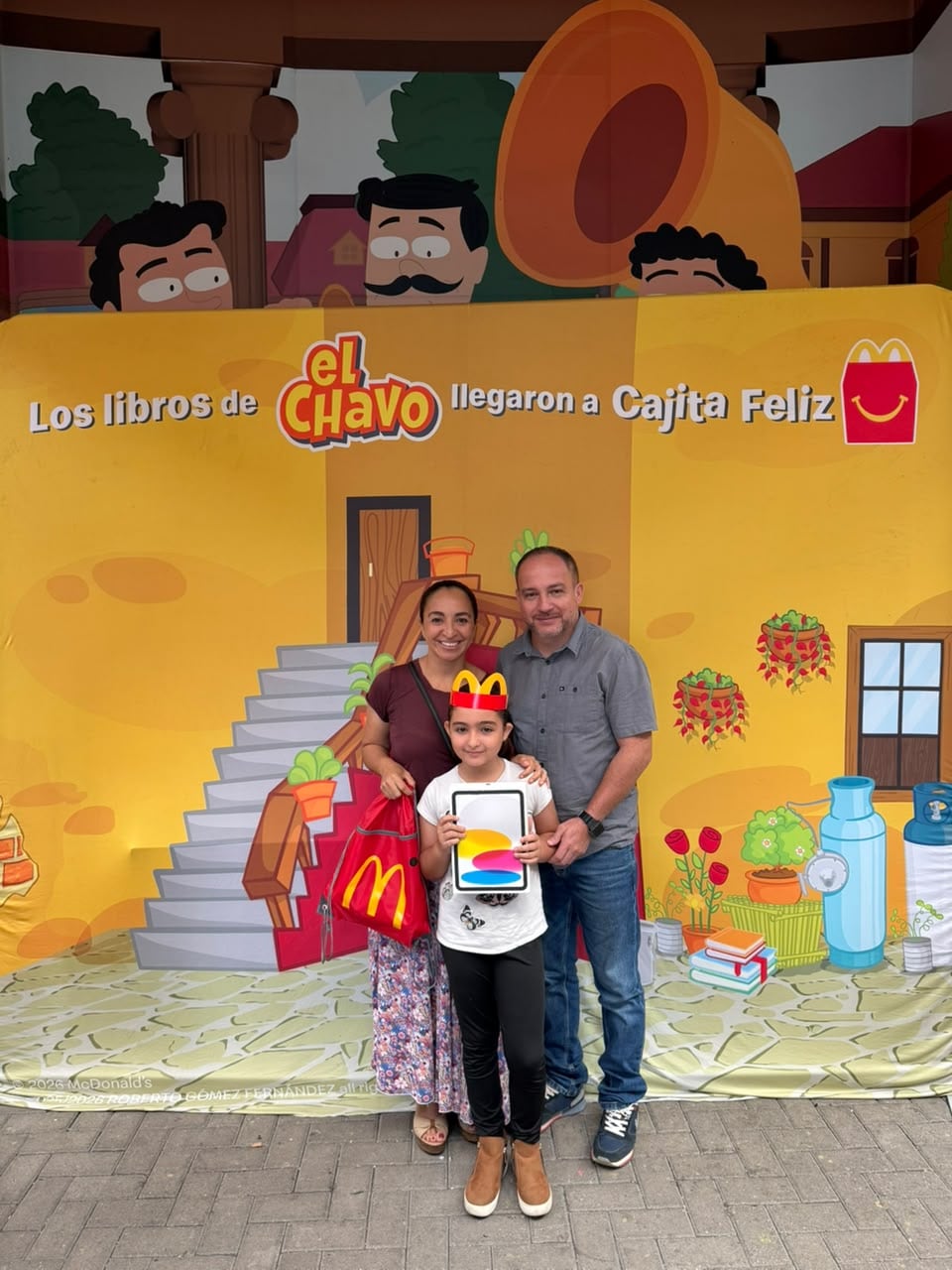 McDonald’s Costa Rica y el Museo de los Niños premiaron a tres niños ganadores de un concurso de cuentos que promovió la lectura y la creatividad infantil. Cada galardonado recibió un iPad como reconocimiento. En la foto la niña Fabiana Soto Alfaro con sus papás, don Krisia Alfaro Juárez y don Luis Diego Soto Barquero.