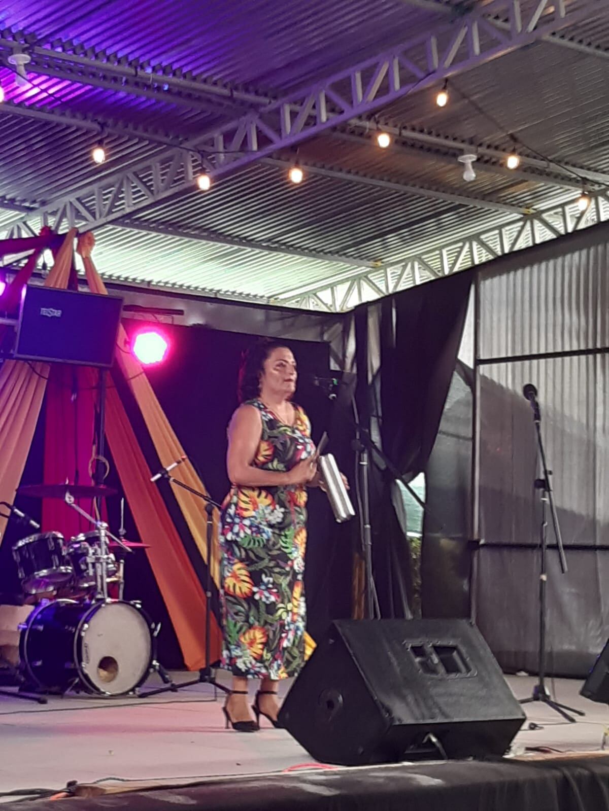 Yorleny Espinoza Ríos sufrió 6 derrames cerebrales entre los 36 y los 43 años. Ahora tiene 54 de edad y desde el 2013 no ha vuelto a sufrir otro quebranto tan grande de salud. Actualmente es cantante, tiene un negocito, guía turística internacional y hace caminatas.