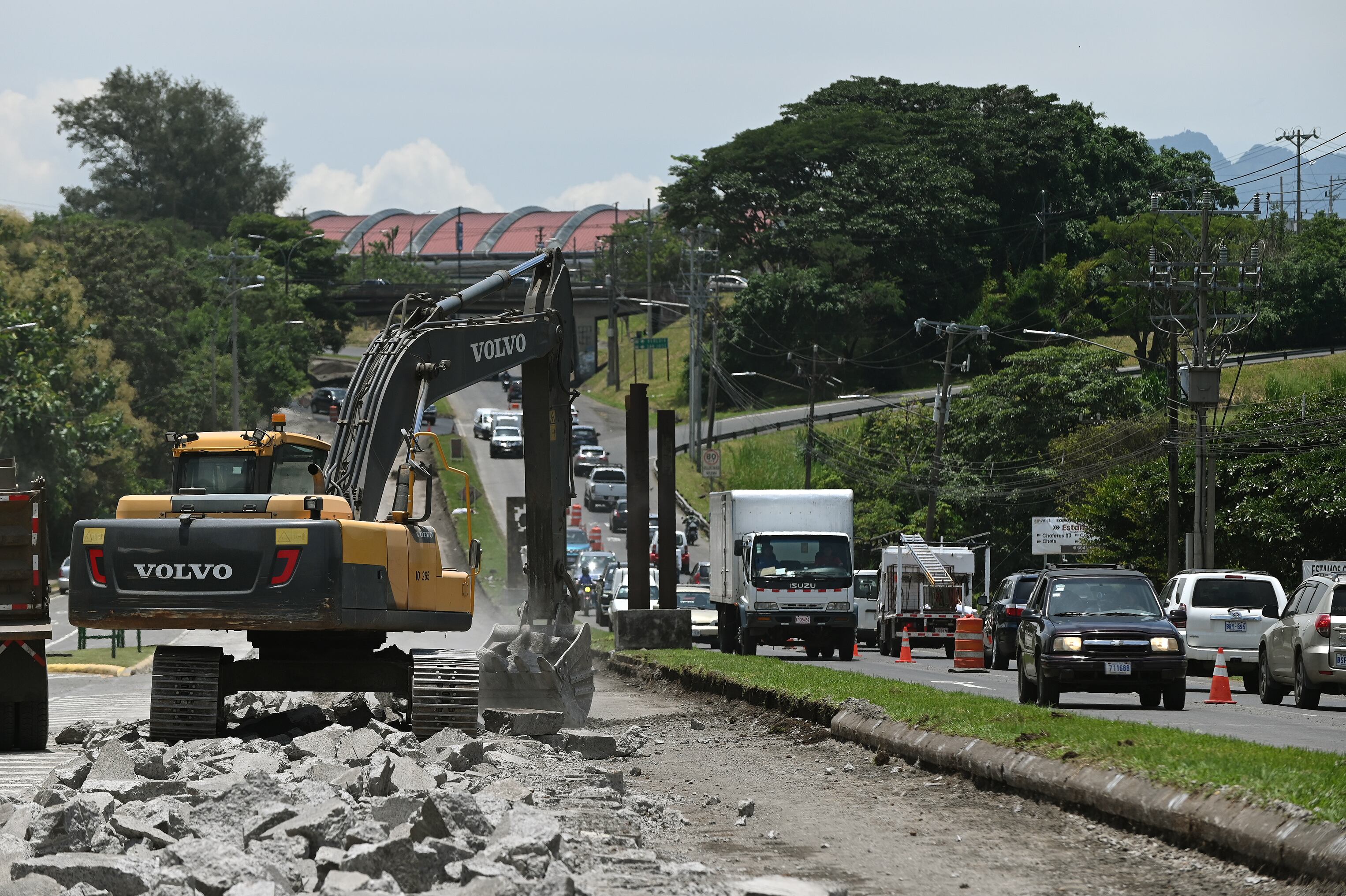 30 de agosto del 2023. Radial Francisco J. Orlich, Alajuela. 11:00 hrs. Maquinarias del Ministerio de Obras Públicas y Transporte realiza trabajos de rehabilitación de la radial Francisco Orlich a la entrada de Alajuela. Dichos trabajos causan un serio impacto en la circulación de vehículos ya que obligan a hacer un largo recorrido para ingresar a esa provinicia. Mauricio Batalla, Director Ejecutivo del CONAVI, explicó que el proyecto se dividirá en dos fases y primero se intervendrá el sentido aeropuerto hacia Alajuela. El proyecto tiene un costo de ₡1.200 millones. En la foto: La lozas de cemento están siendo removidas totalmente lo que impide la circulación de vehículos. Sin embargo algunos vecinos en bicicleta o a pie cruzan por los escombros. Foto: Albert Marín para la Nación.