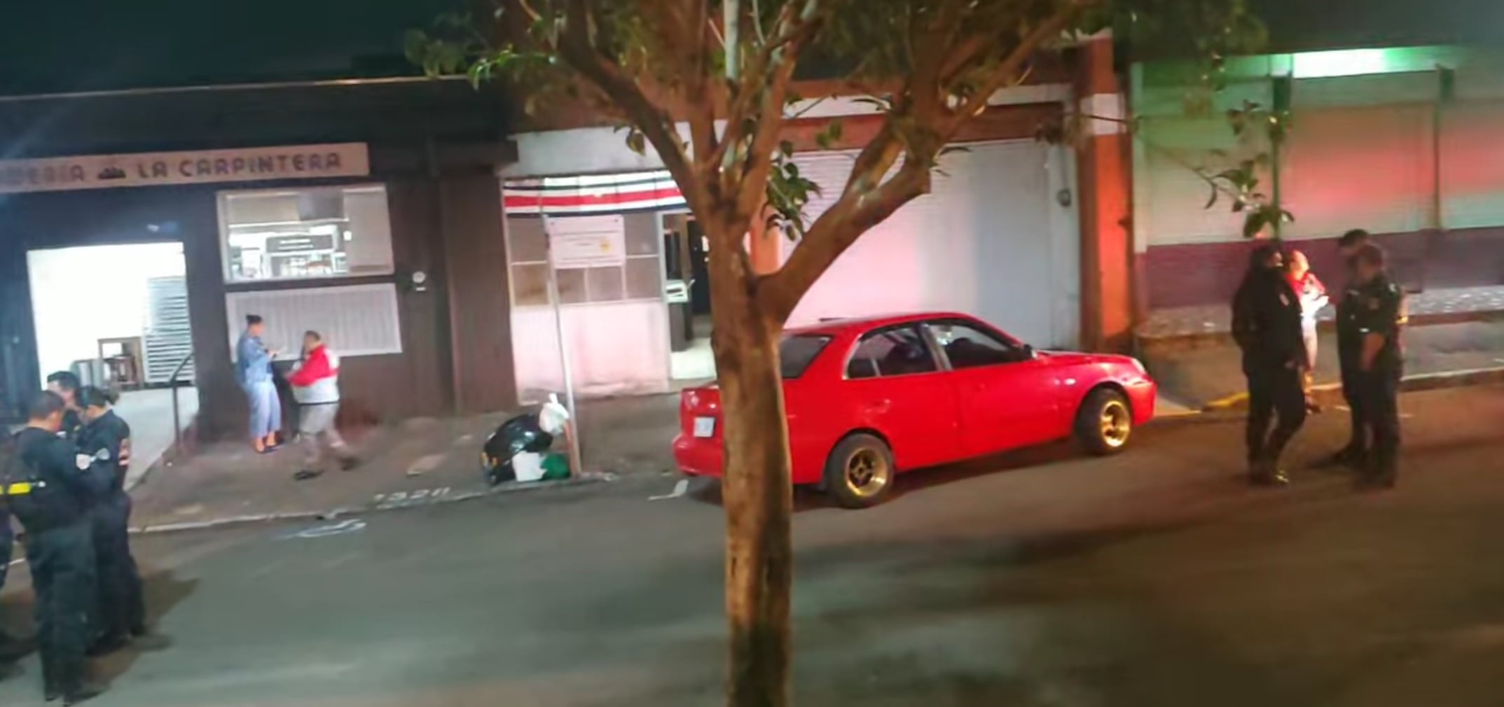 El hombre murió baleado dentro del carro a escasos metros del comité de Cruz Roja. Foto Actividades y Anuncios Tres Ríos
