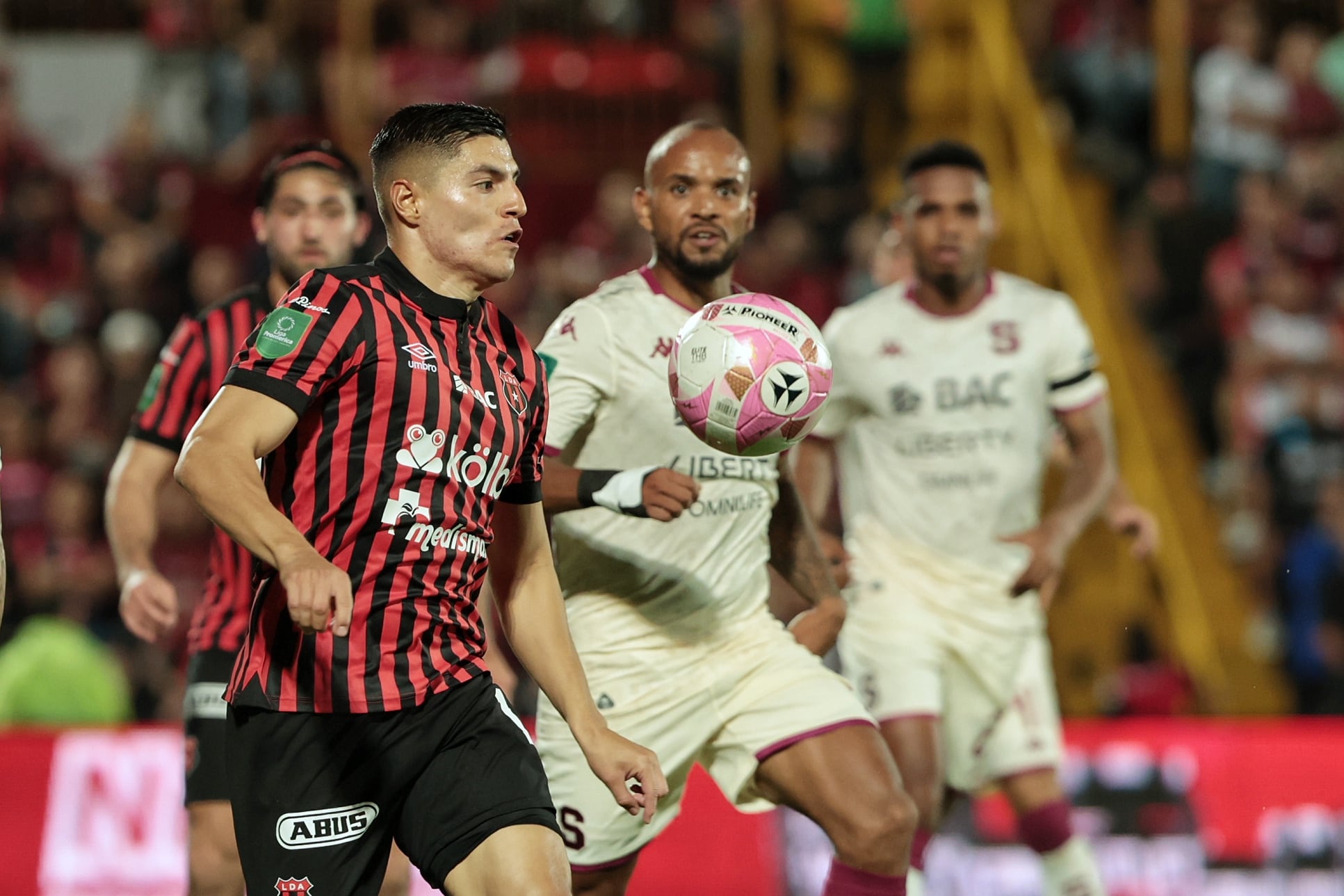 19/10/2025/ Juego entre Liga Deportiva Alajuelense vs Deportivo Saprissa por la jornada 13 del torneo apertura de la Liga Promerica en el estadio Alejandro Morera Soto / foto John Durán