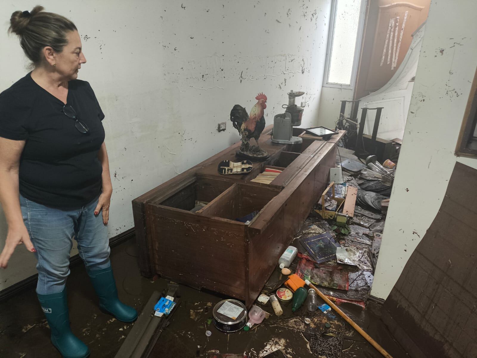 Alexandra Segovia, afectada inundación en barrio Dent. Foto Adrián Galeano