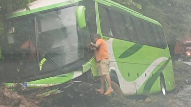 Conductor de carro que chocó contra bus fue trasladado muy grave