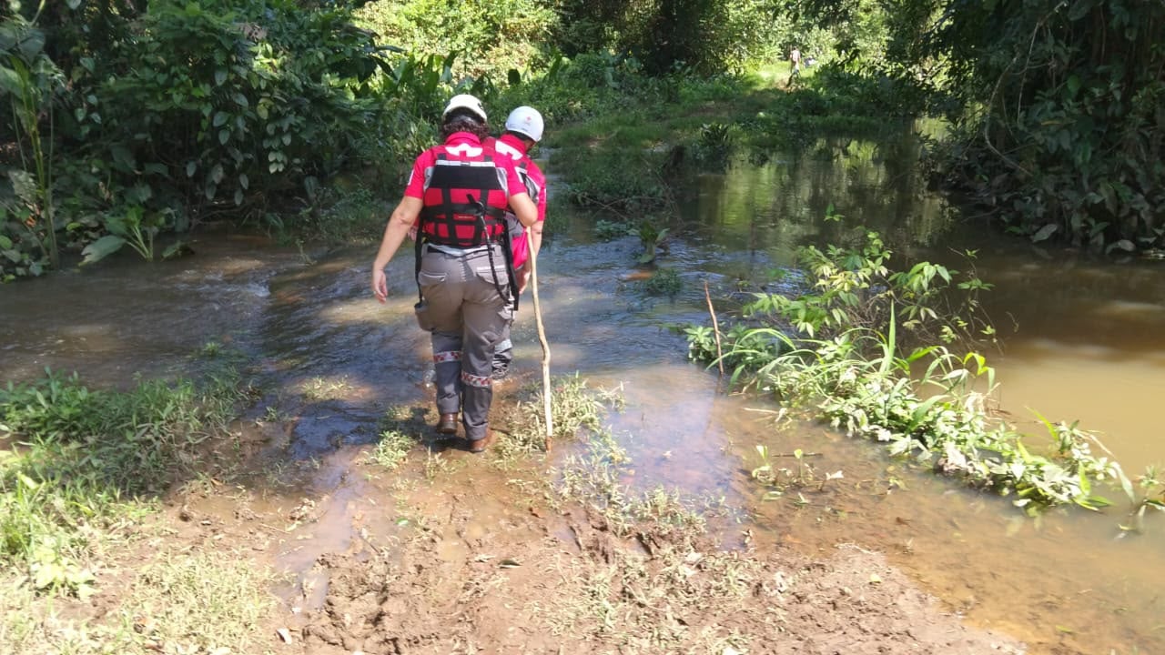 en la imagen miembros de la Cruz Roja buscan dos personas desaparecidas en río de Limón