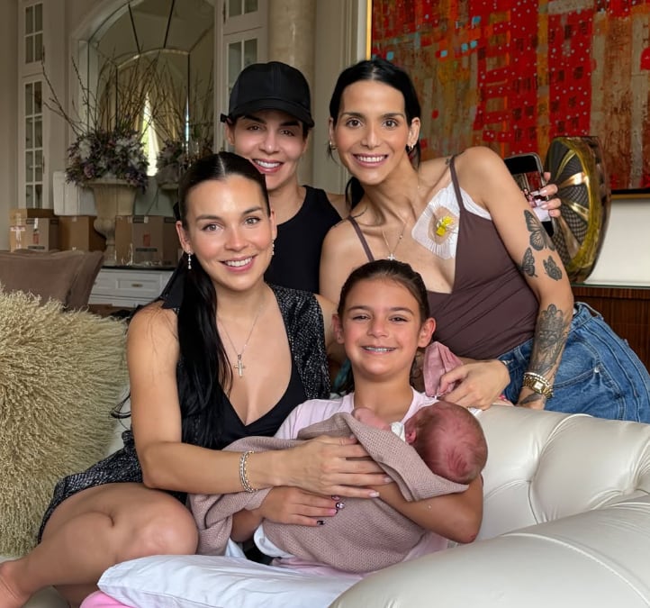 Lynda Díaz con sus hijas Linda Liz y Nicole "Coco" Roper y sus nietas.