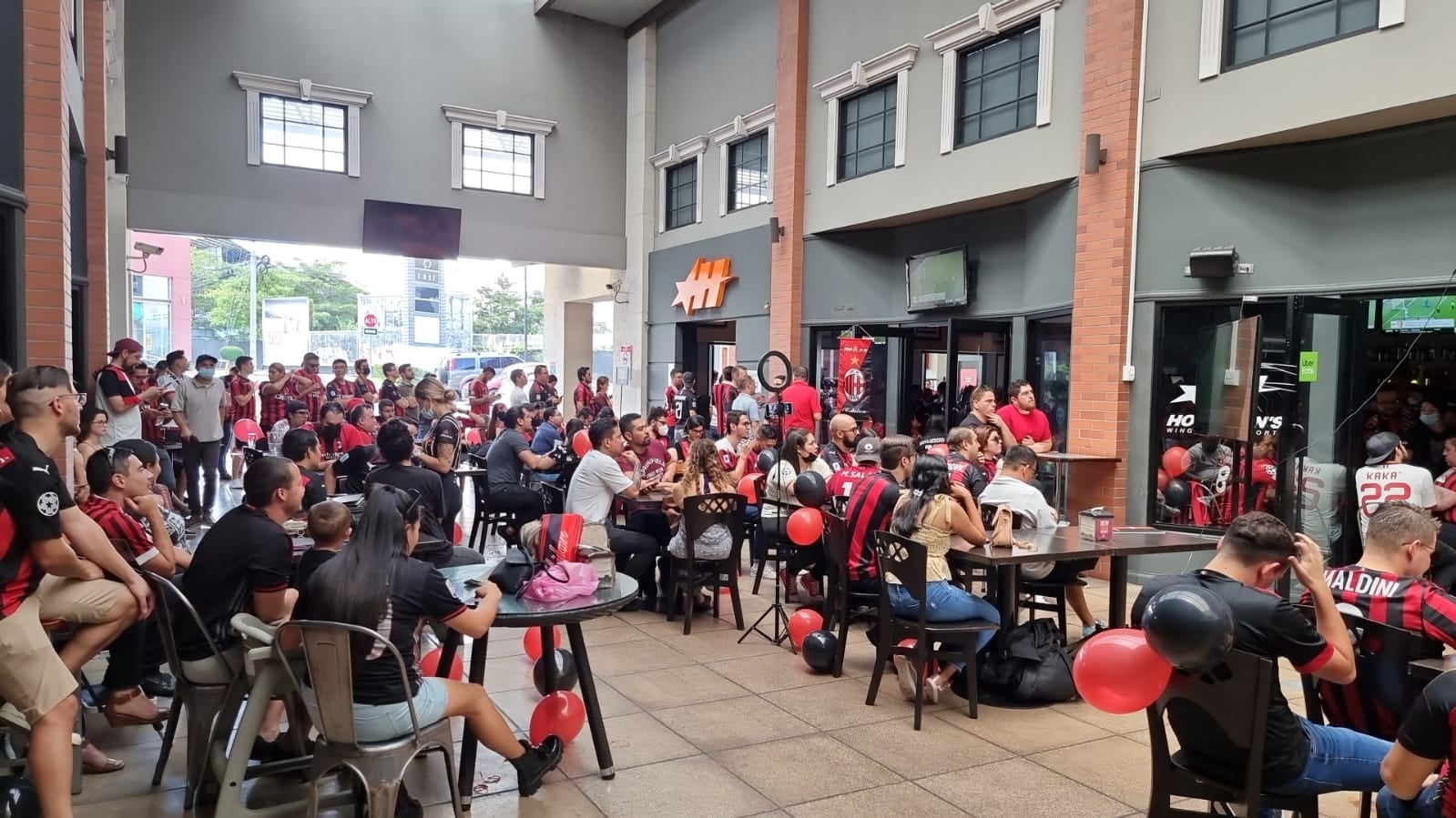 Los aficionados llegaron a Hooligans desde las 9:30 de la mañana. Cortesía.