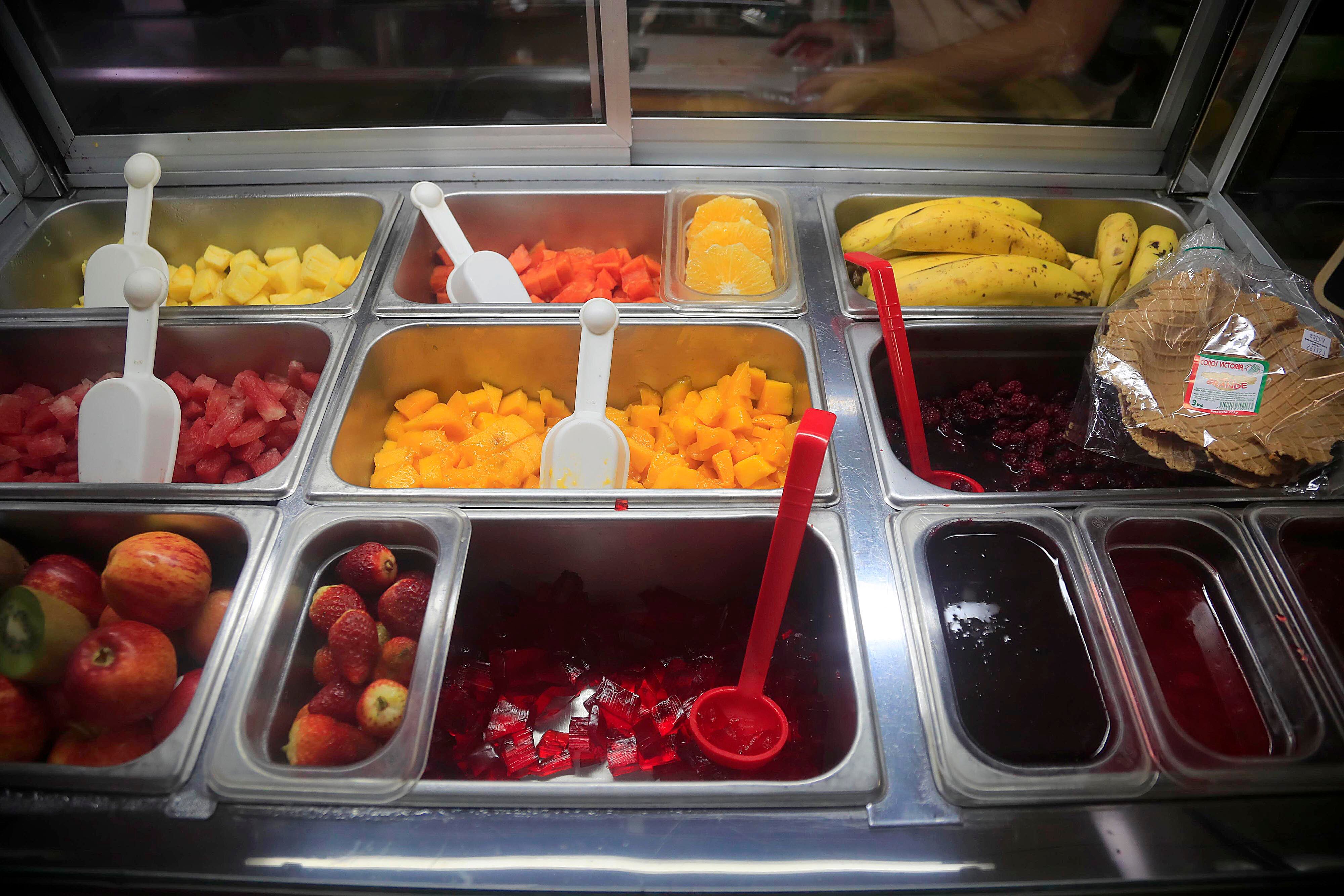 24/08/2023    San Pedro. En Mr. S Heladeria le preparan helados en rollo casi que de el o los sabores que se le antojen, incluso de Cacique.