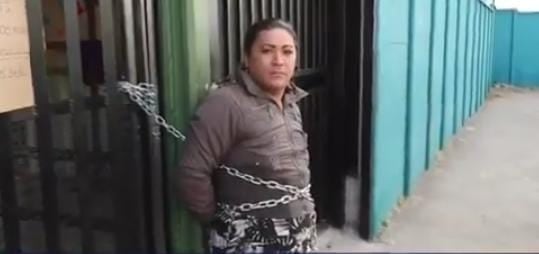 Vecina se encadenó a escuela en Alajuelita  debido a la falta de agua
