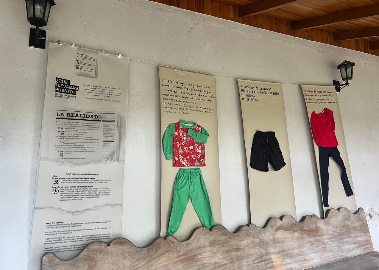 Diez paredes del Congreso exhiben la exposición “¿Qué llevabas puesto?”, una muestra que busca romper con uno de los mitos más dañinos en los casos de violencia sexual: que la ropa puede ser causa o justificación de una agresión