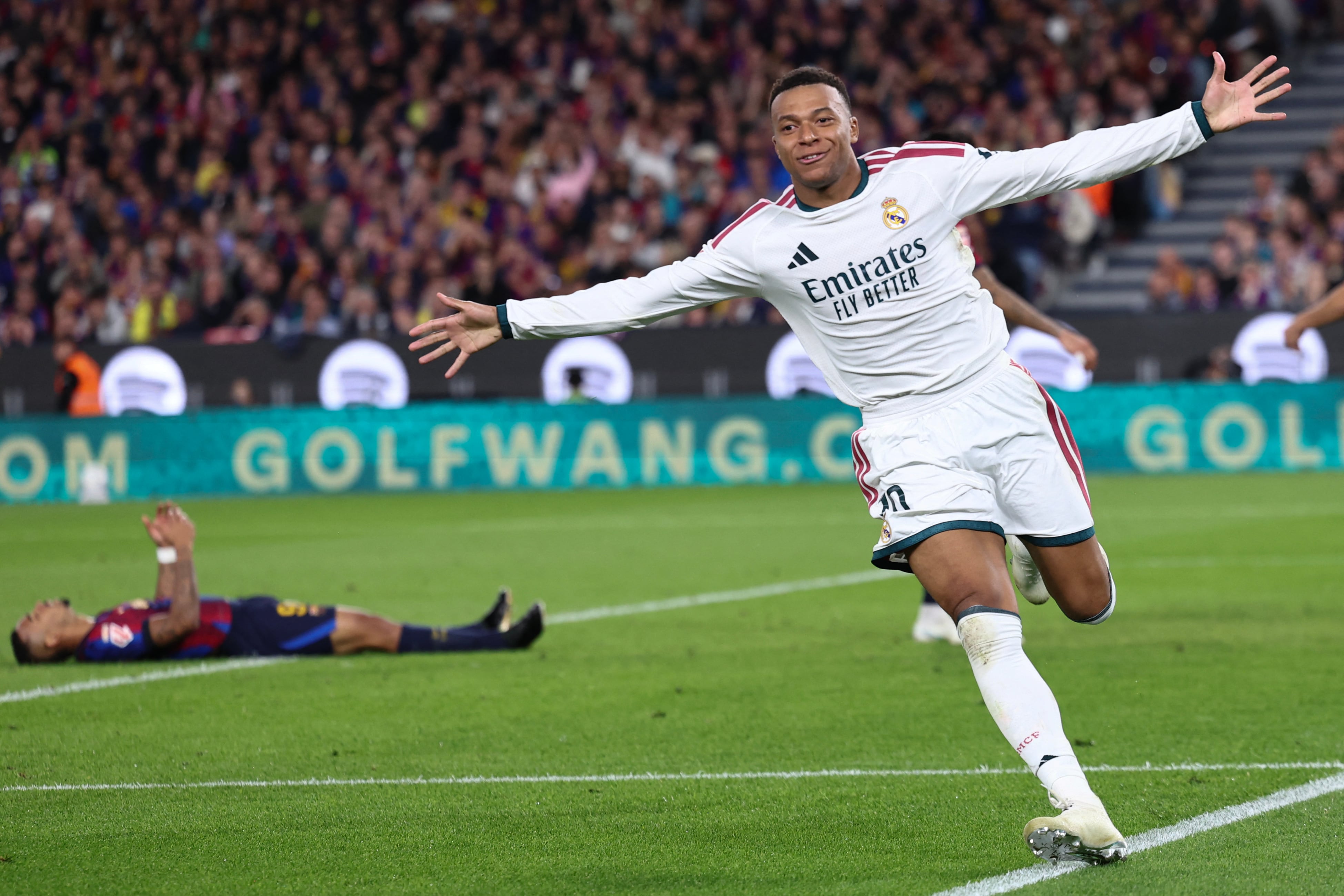 El delantero francés Kylian Mbappé celebra el segundo gol, que dejó tendido al Barcelona en el clásico ante el Real Madrid.