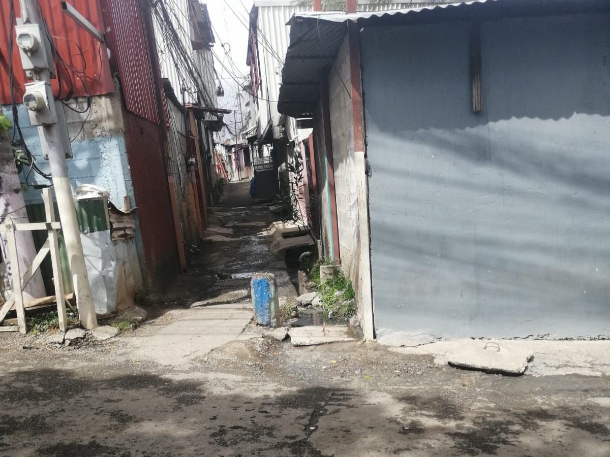 Al final de ese pasillo en el precario La Esperanza, Jairo tuvo su primera pulpería. Foto: Cortesía.