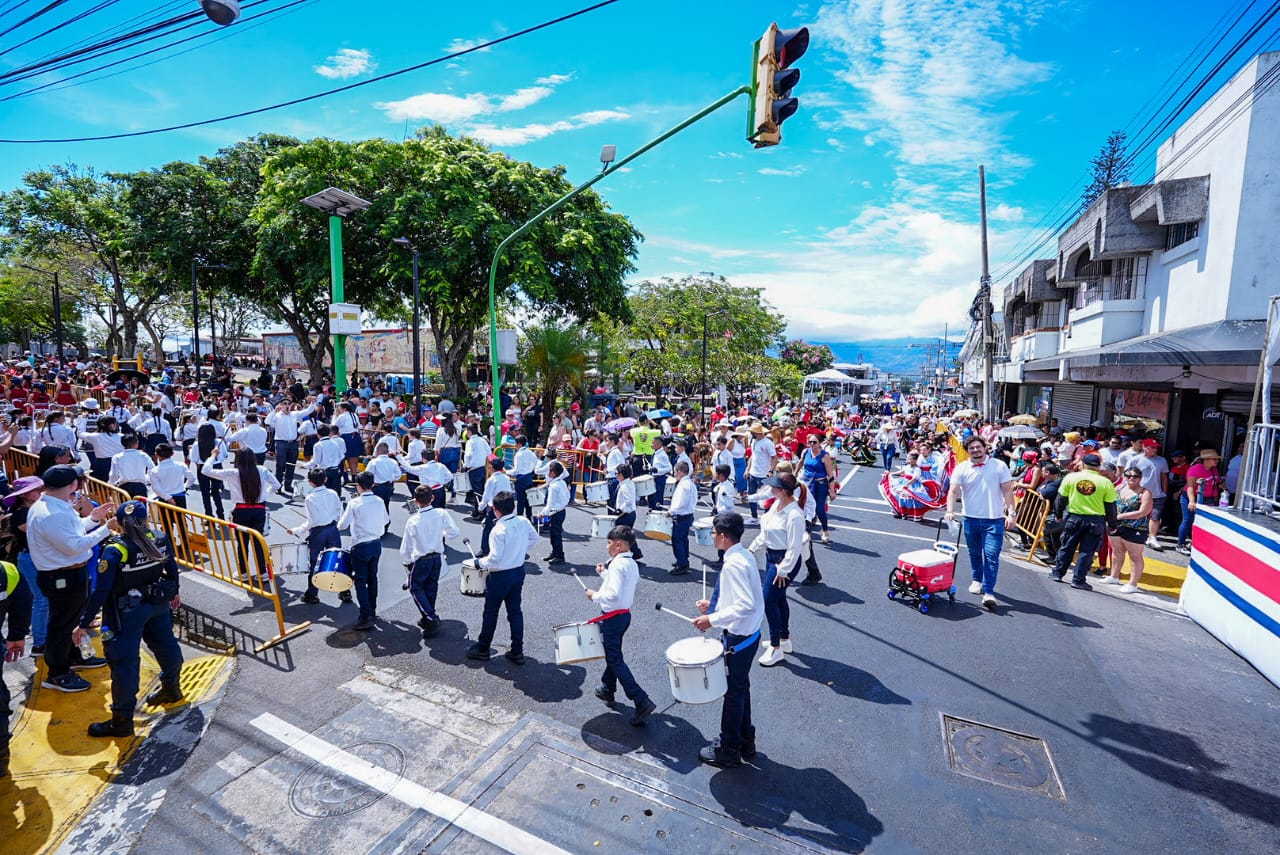 Con entusiasmo y fervor cívico, más de 3900 niños, niñas y jóvenes estudiantes de bandas de 38 instituciones educativas brillan por las calles del cantón alajuelense, durante los tradicionales desfiles del 169° aniversario de la Batalla de Rivas y la gesta heroica de Juan Santamaría.