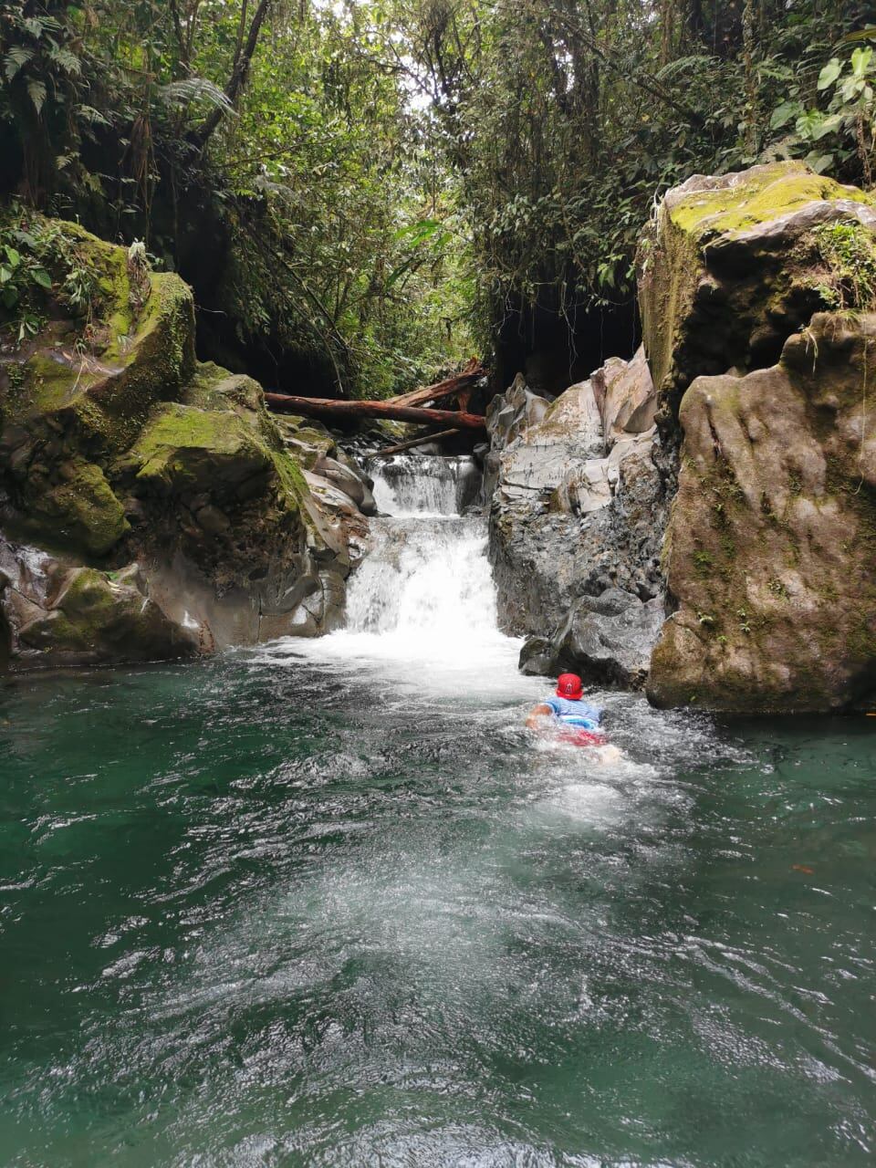 Refrésquese en unas mágicas pozas cerca de San José por solo dos rojitos.