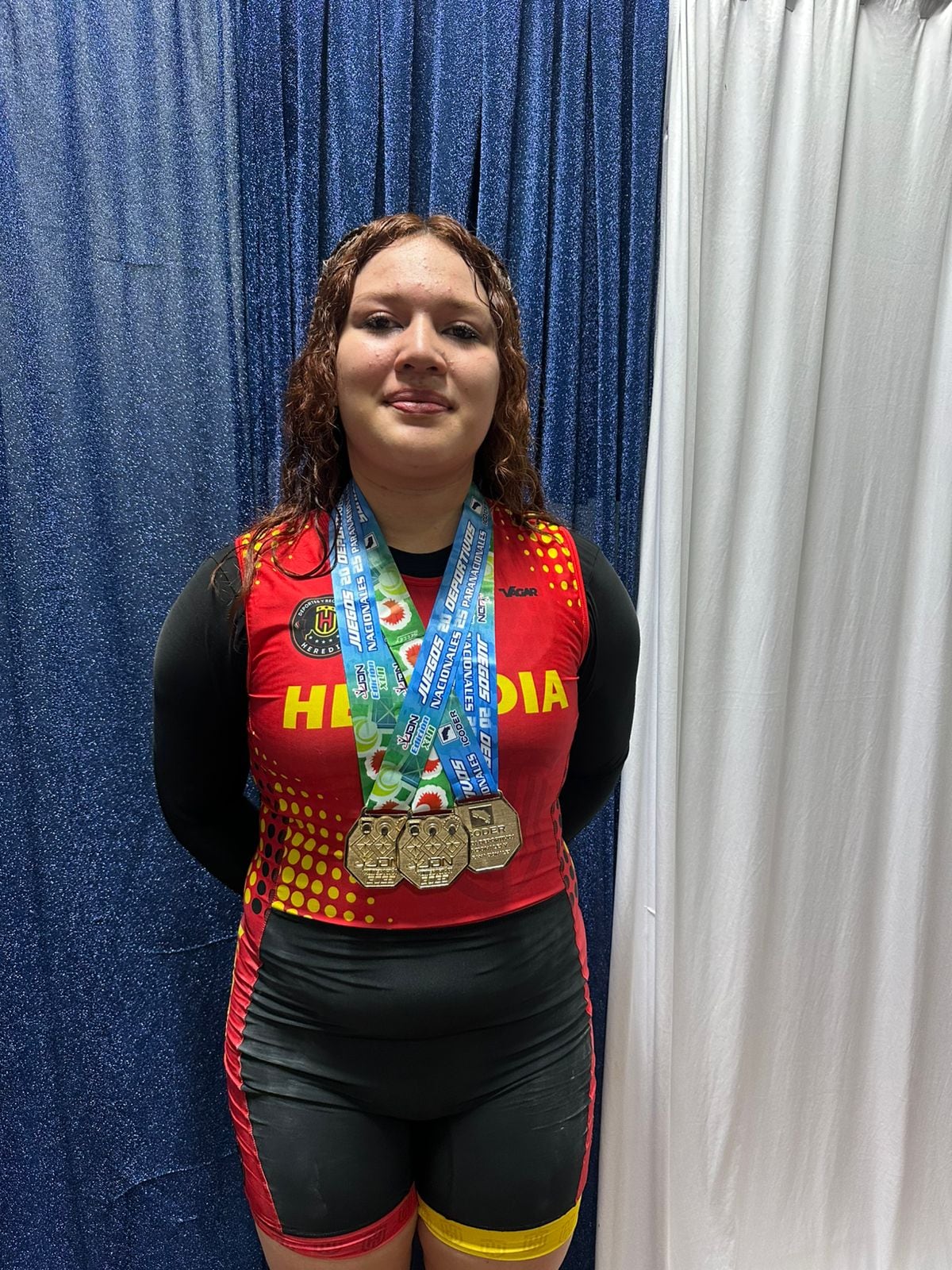 Tamara González Villalobos, una herediana de pura cepa, vecina de Heredia centro, de apenas 14 años, que levantó pesas como gigante y abrazó llena de amor a su bisabuelita, con las medallas en la mano.