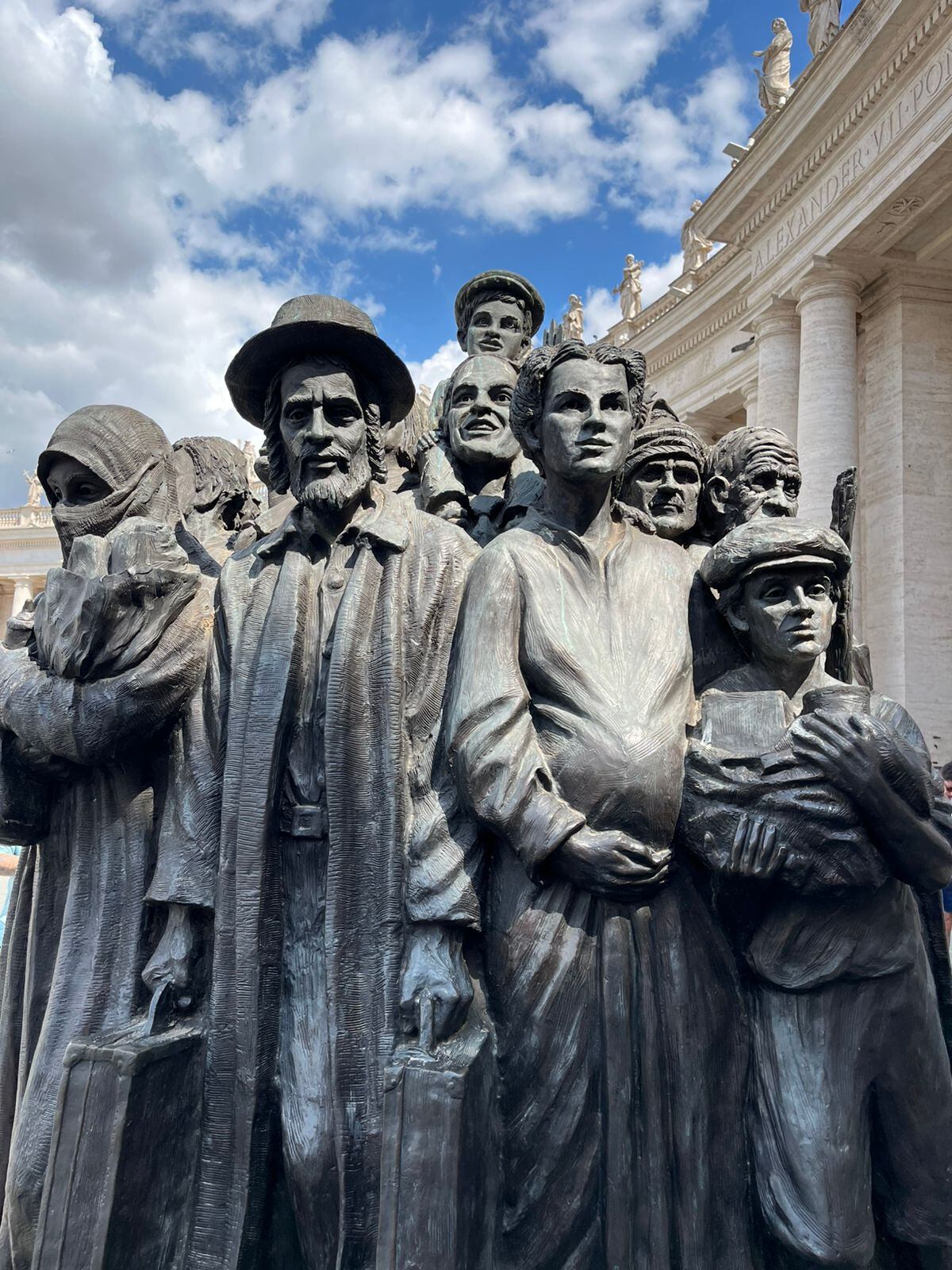 La escultura es dedicada a los migrantes del mundo.
