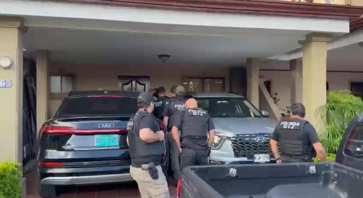 La Fiscalía y el OIJ allanaron este martes la casa del exministro de Transportes, Mauricio Batalla en Curridabat.