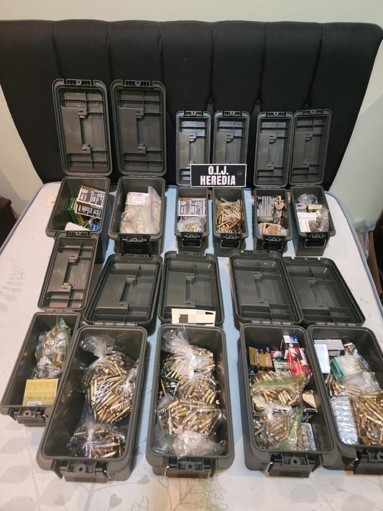 Las autoridades decomisaron granadas, armas de guerra y droga a una banda. Foto: OIJ