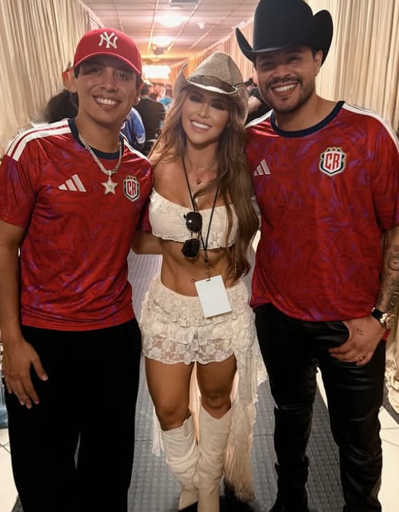 Marcela Negrini y Keyla Sánchez fueron vestidas iguales al concierto del Grupo Firme en el Estadio Nacional..